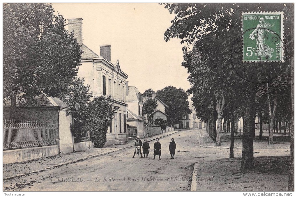 CPA 45 JARGEAU LE BOULEVARD PORTE MADELEINE ET L ECOLE DES GARCONS - Jargeau