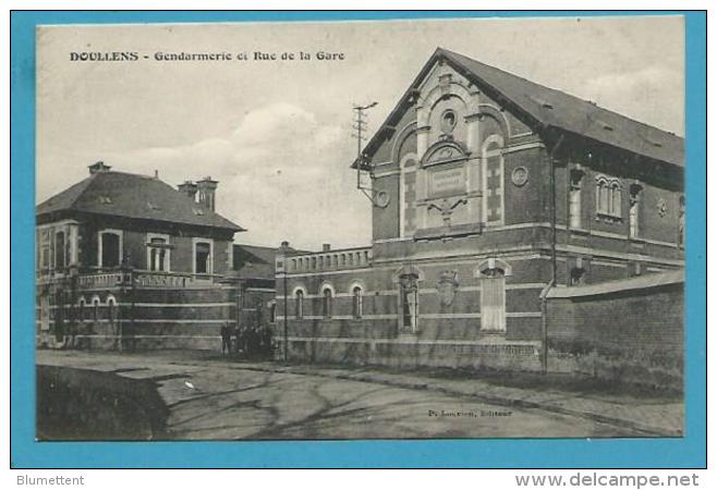 CPA Gendarmerie Et Rue De La Gare DOULLENS 80 - Doullens
