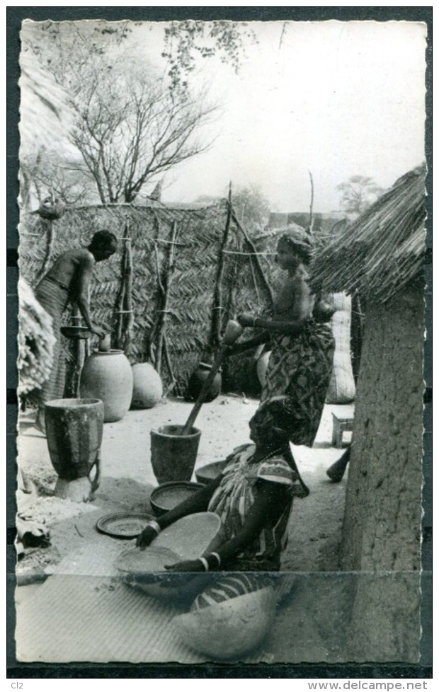 # - ZINDER - Un Intérieur De Case Haousssa - Niger