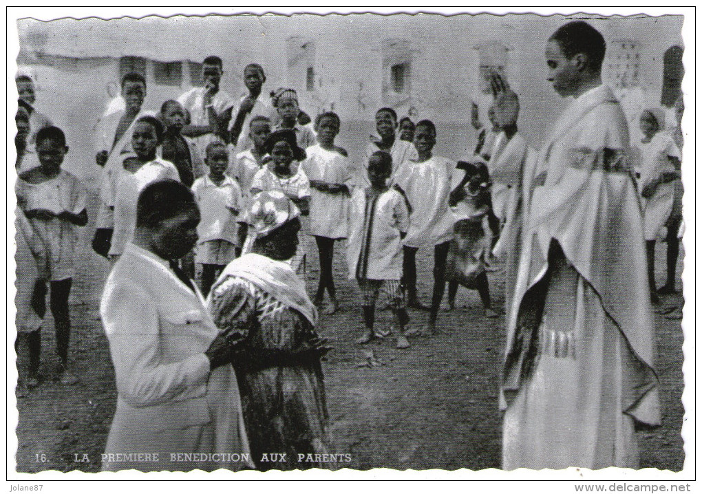 CPSM BURKINA FASO     OUAGADOUGOU   UN JEUNE PRETRE NOIR BENIT SES PARENTS  PREMIERE BENEDICTION - Burkina Faso