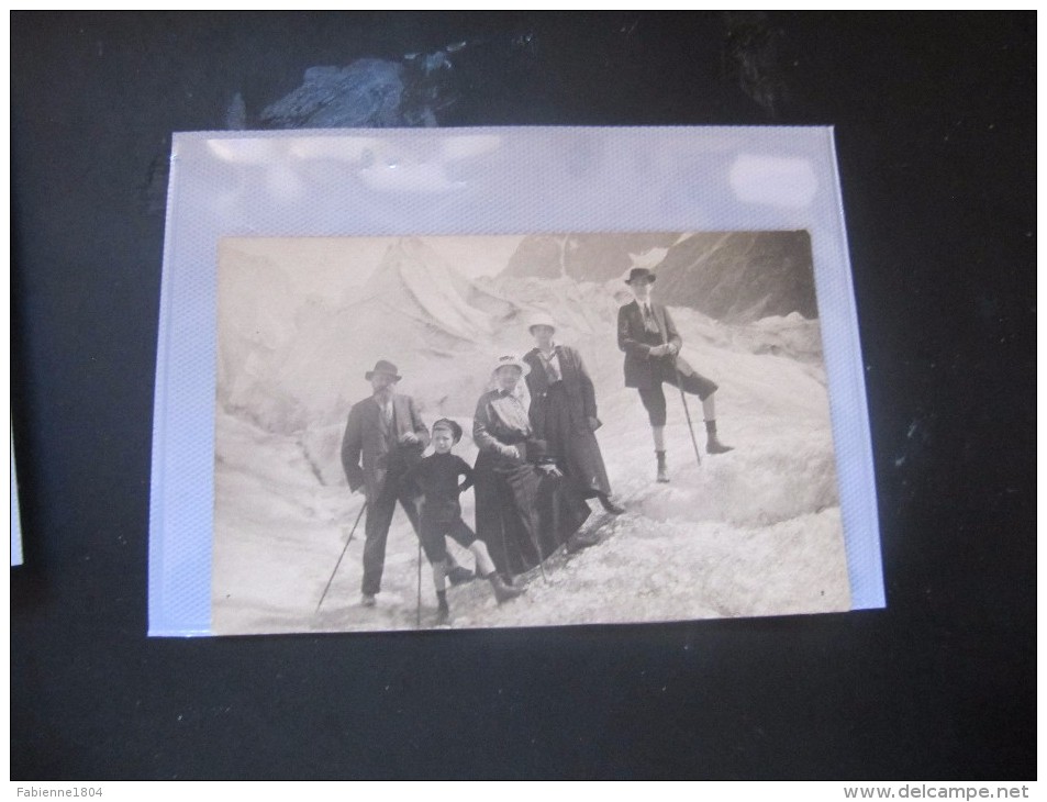 CARTE PHOTO SUISSE OU MER DE GLACE A CHAMONIX GROUPE FAMILLE EN COSTUME SUR LA GLACE NON LOCALISE ?? ANIMEE .... - Chamonix-Mont-Blanc