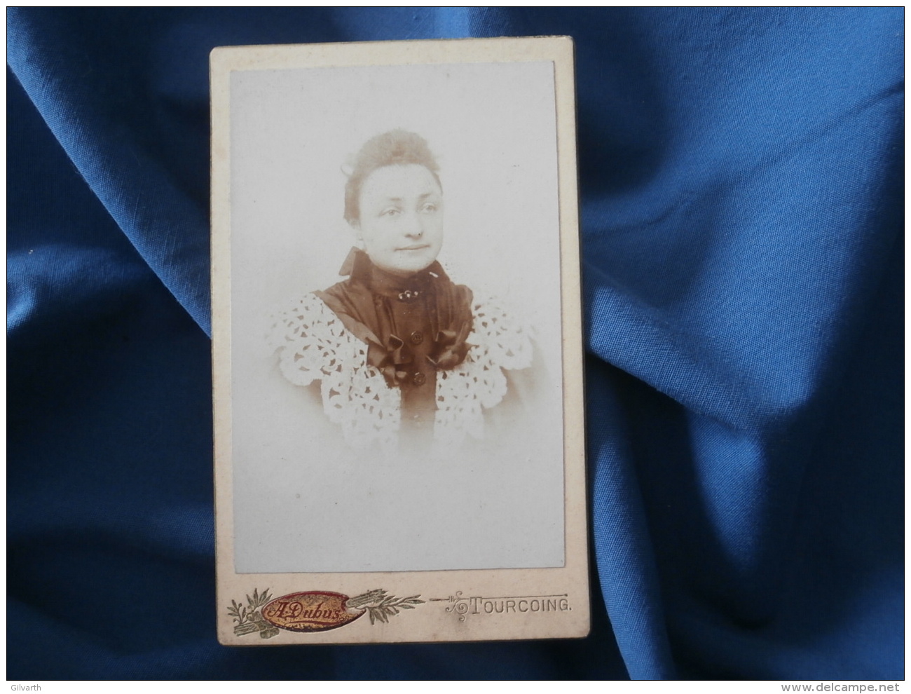 Photo CDV A. Dubus  à Tourcoing -  Portrait Jeune Femme , Robe Col En Dentelle, Circa 1890 L282 (2) - Old (before 1900)