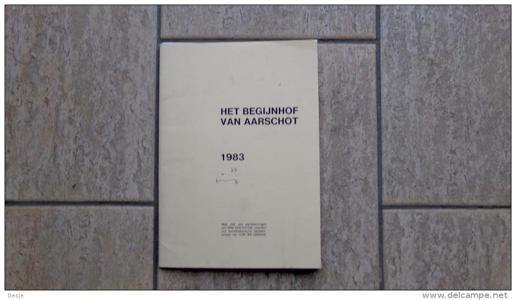 Het Begijnhof Van Aarschot Met 6 Pentekeningen Van Wim Van Kuyck, Tekst Door Cor Ria Leeman, 1983, Nr. 58/150 Ex. - Autres & Non Classés