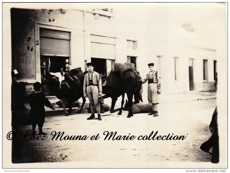 TUNISIE BIZERTE 1928 - CHARGEMENT DES COURSES SUR LES CHAMEAUX - RUE ET MAGASINS - PHOTO MILITAIRE ZOUAVES 12 X 9 CM - Guerre, Militaire