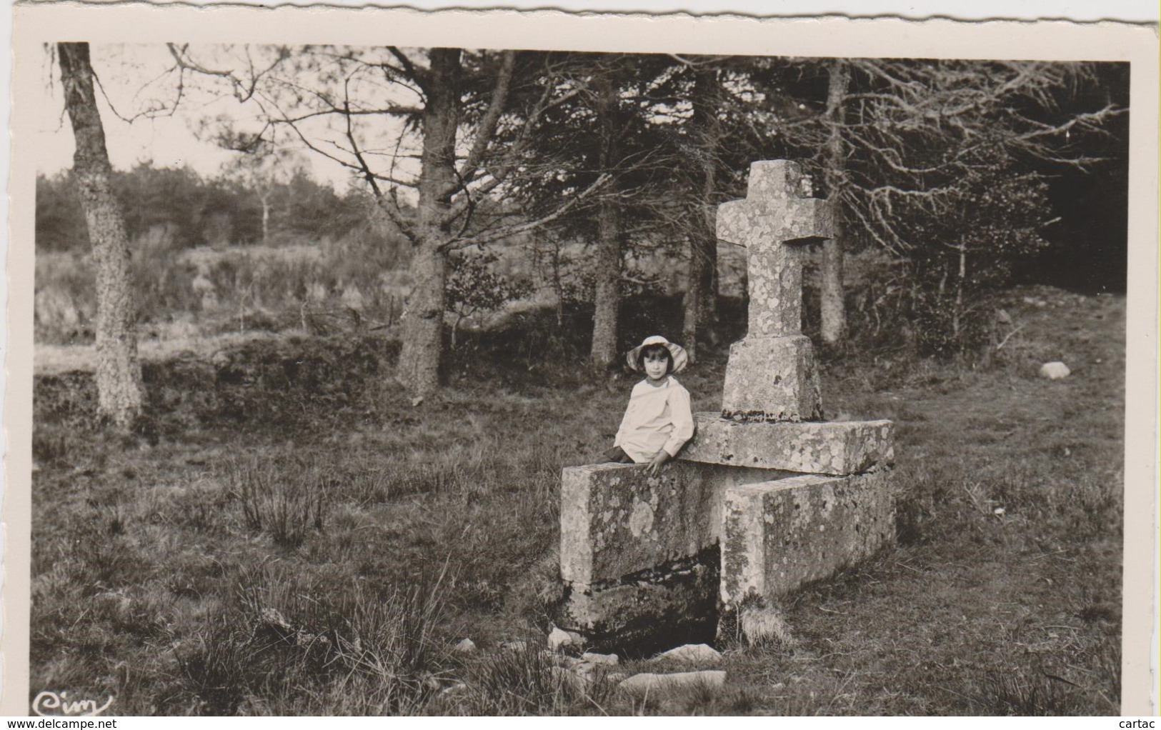 D19 - SAINT-SETIERS - FONTAINE MIRACULEUSE DE SAINT SAGITTAIRE - CPSM Petit Format - Autres & Non Classés