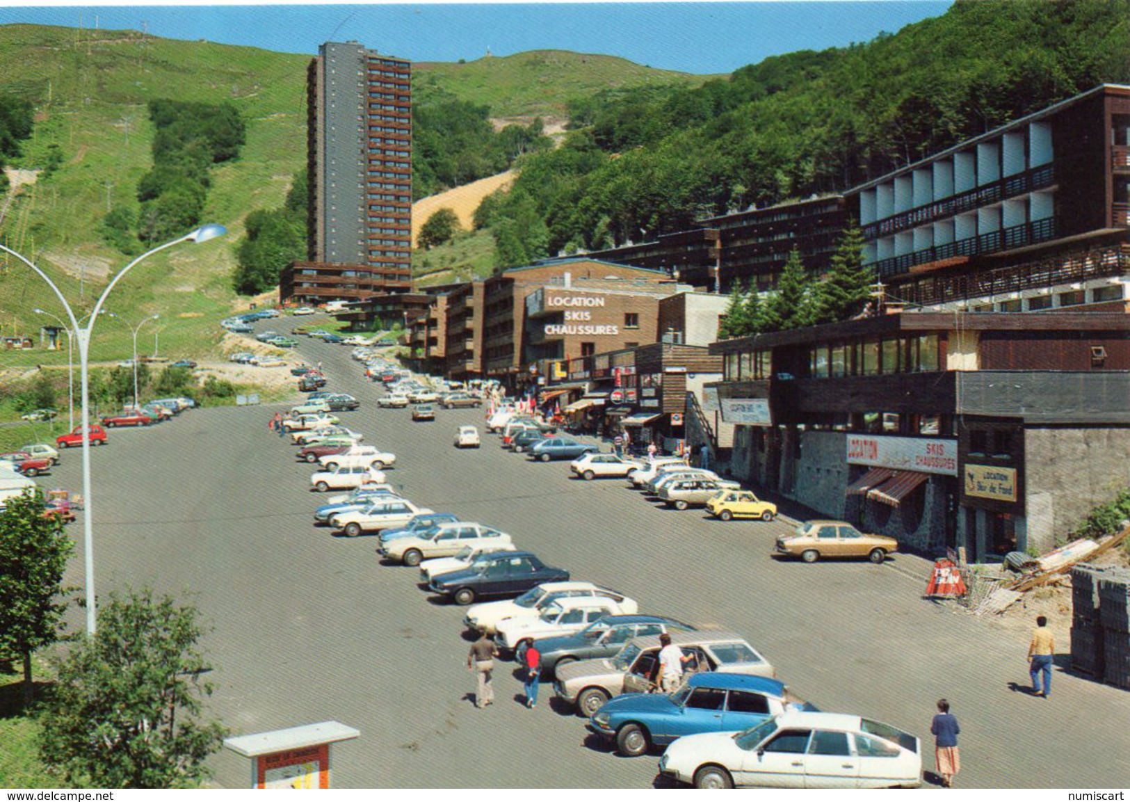 Super-Besse.. Besse Et St-Anastaise.. Animée La Station Au Pied Du Puy De La Perdrix Voitures - Besse Et Saint Anastaise