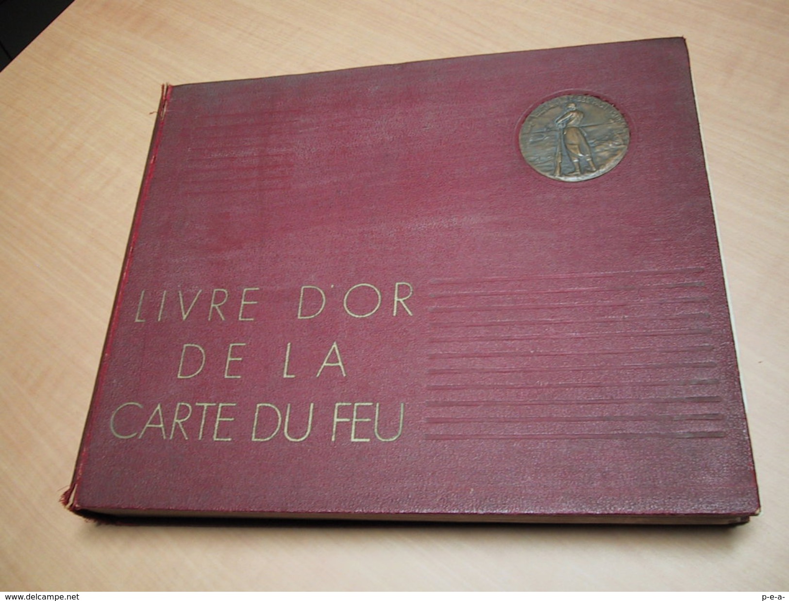 Livre D'or De La Carte Du Feu (het Gulden Boek Der Vuurkruisers) 1933-1931 . WWI - French