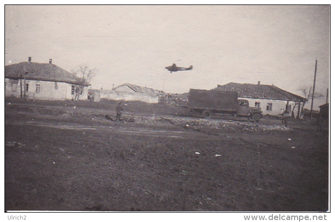 Foto Deutsche Armee - Lastwagen Und Flugzeug - 2. WK - 8,5*5,5cm  (25500) - Krieg, Militär