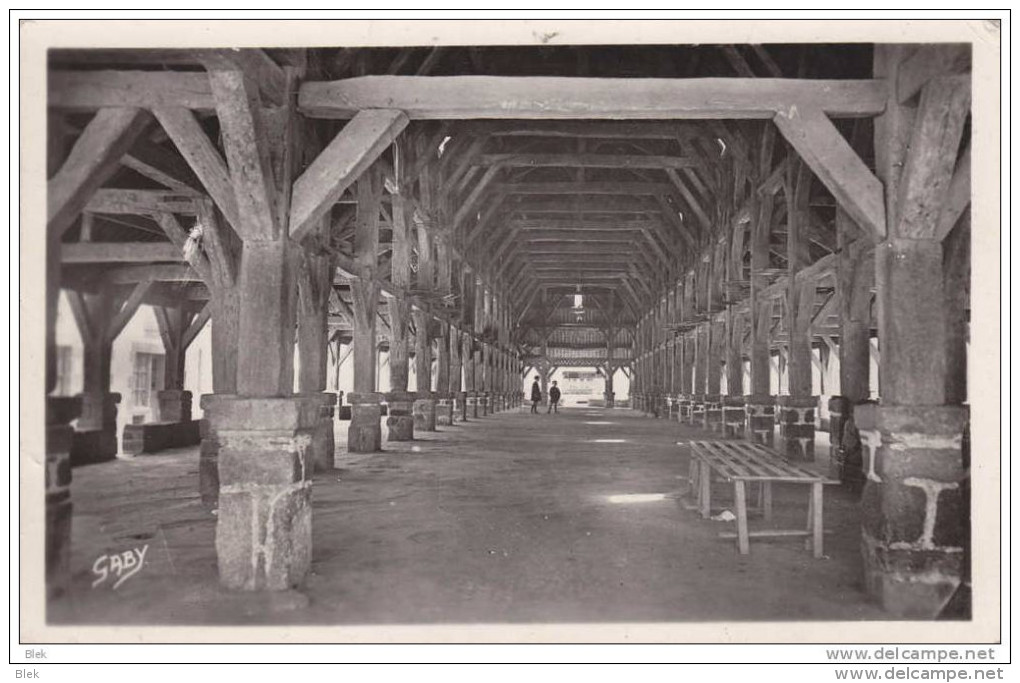 56. Morbihan :  Questembert  : Intérieur Des Halles . - Questembert