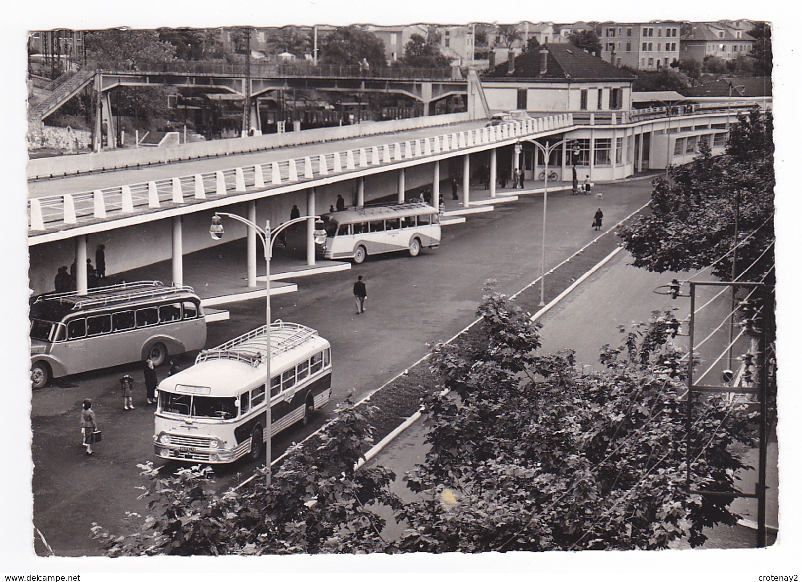 30 Alès N°369 La Gare Route Rail En 1957 VOIR ZOOM BUS Car Autocars Anciens Chausson Citroën ? VOIR DOS - Alès