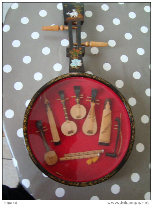 OBJET  DE DECORATION (ensemble  DE  MINI INSTRUMENTS A CORDE  DANS UN BANJO VOIR PHOTOS - Musical Instruments