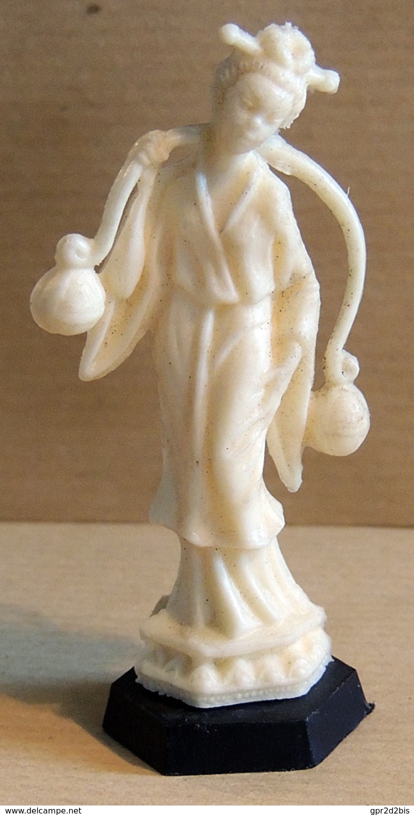 Figurine Publicitaire : Fromage PUR CREM Série Des Statuettes Chinoises : La Porteuse D'eau - Autres & Non Classés