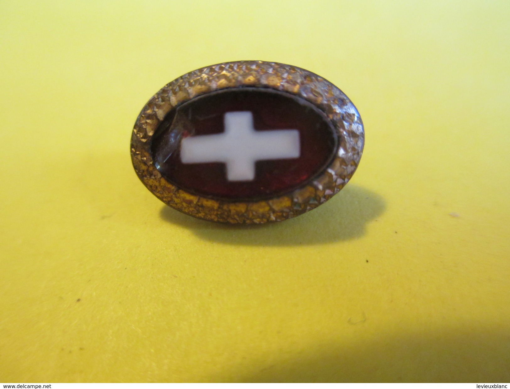 Bouton Ancien/Pierre Rouge Enchassée Dans Un Liseré Laiton Doré (rubis ? )/inclusion D'une Croix Blanche/Date?    BOUT45 - Boutons