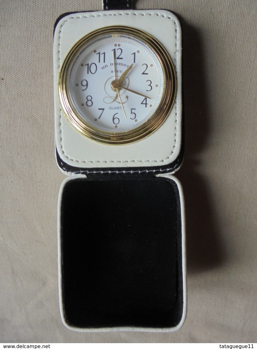 Vintage - Réveil De Voyage Publicitaire "Un Moment Avec L" Quartz - Alarm Clocks