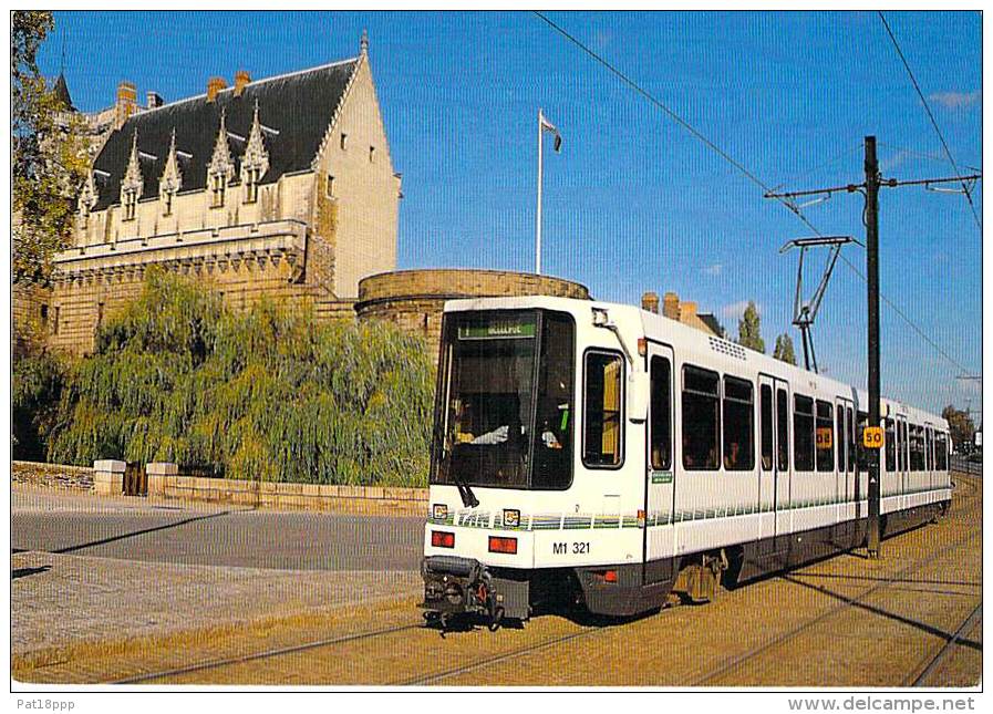 TRAMWAY France NANTES ( Ligne BEAUJOIRE BELLEVUE ) Le Tramway  Devant Le Chateau Des Ducs De Bretagne ( Train Zug  ) - Tranvía