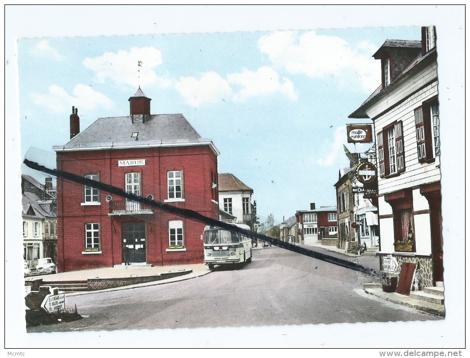 CPM  - Oisement (Somme ) - Place André Dumont  (Bus , Autocar Ancien ) - Oisemont