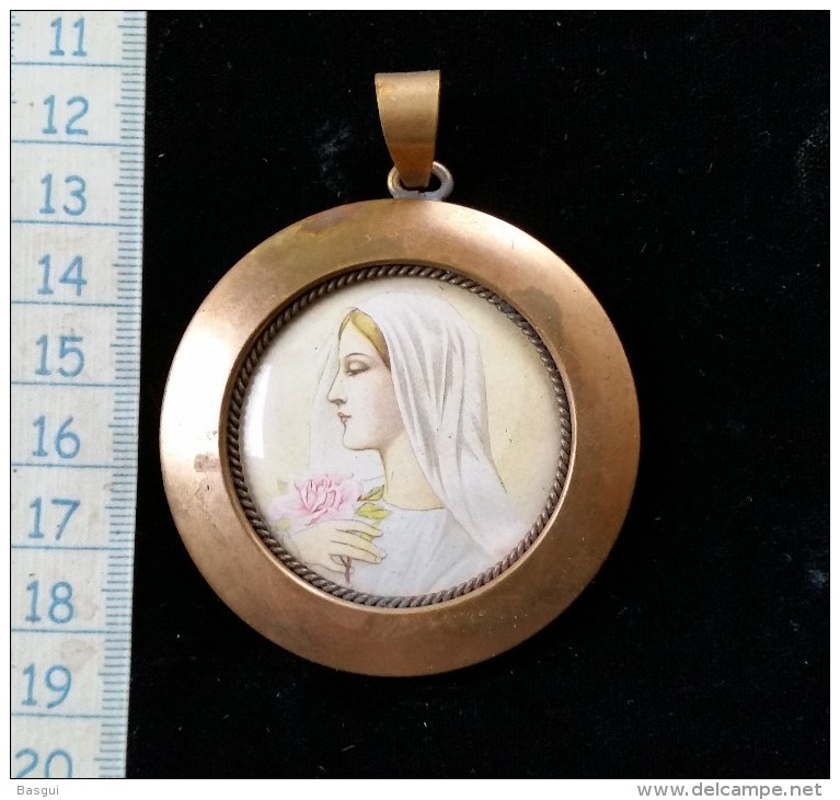 Medaille Religieuse, De Landeau, Profil Vierge Marie Sur Celluloid Et Monture Laiton, 1950 Env - Religion & Esotérisme