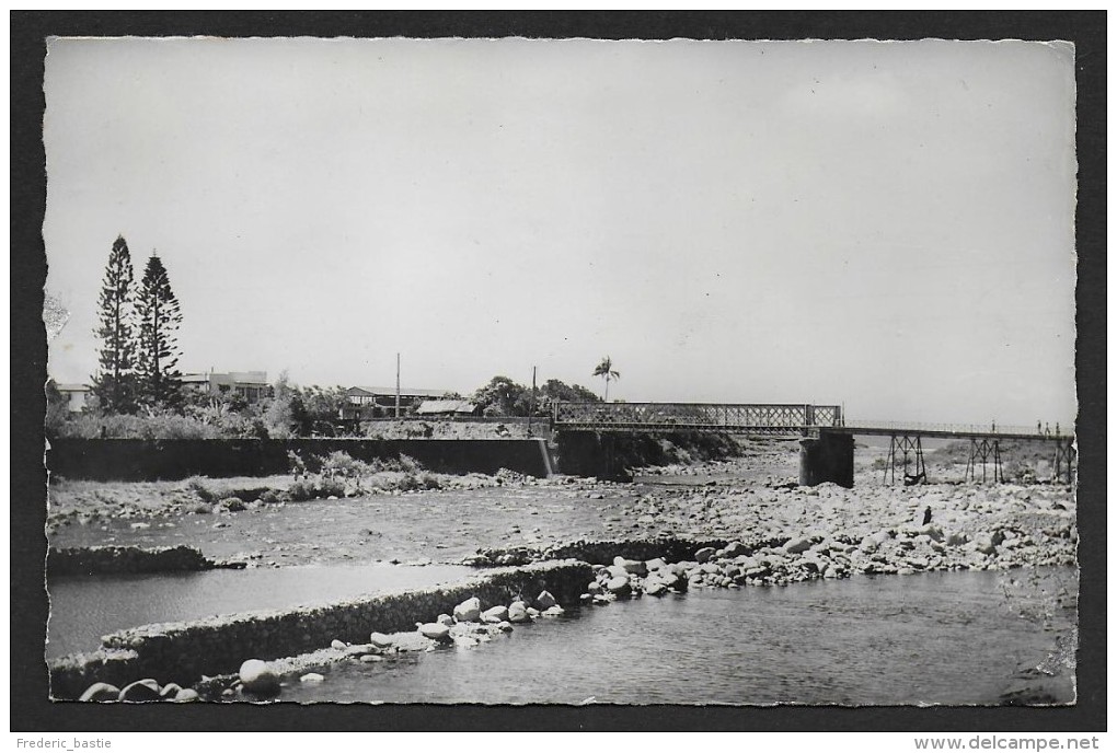 SAINT BENOIT - Le Pont Sur La Rivière Des Marsouins -- Format Cpa - 2 Scans - Saint Benoît