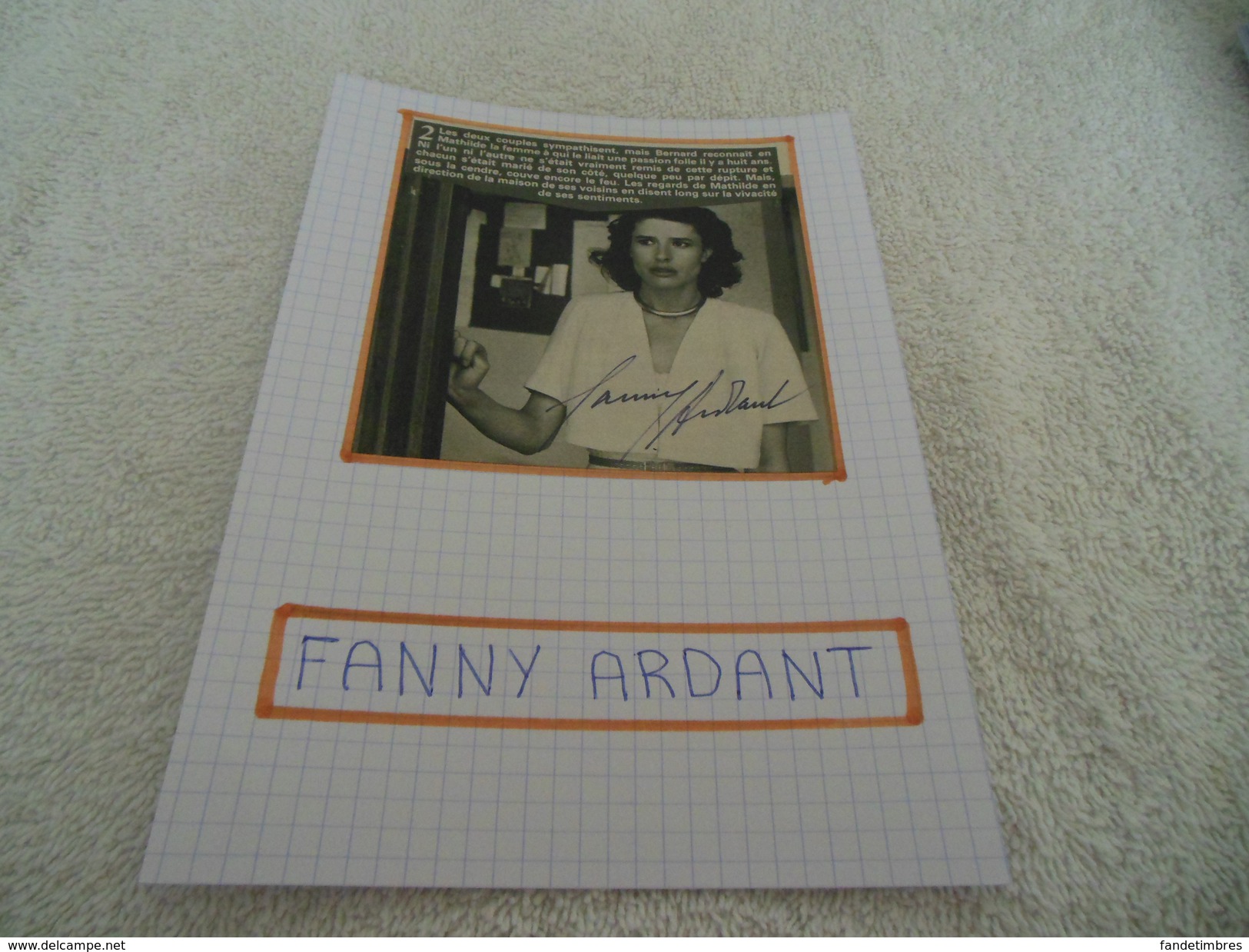 AUTOGRAPHE DÉDICACÉ DE FANNY ARDANT SUR COUPURE DE PRESSE COLLÉE SUR CARTON BRISTOL (15 X 21 Cm) - VOIR DESCRIPTION - Other & Unclassified