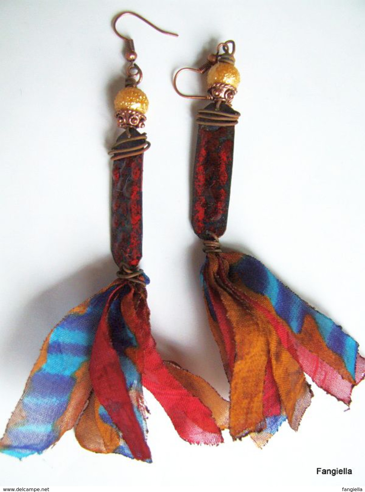 Boucles D'oreilles émaux Sur Cuivre Rouge Brun Bleu Soie De Sari Et Accessoires Cuivre  Un Côté Ethnique Chic Pour Ces B - Earrings