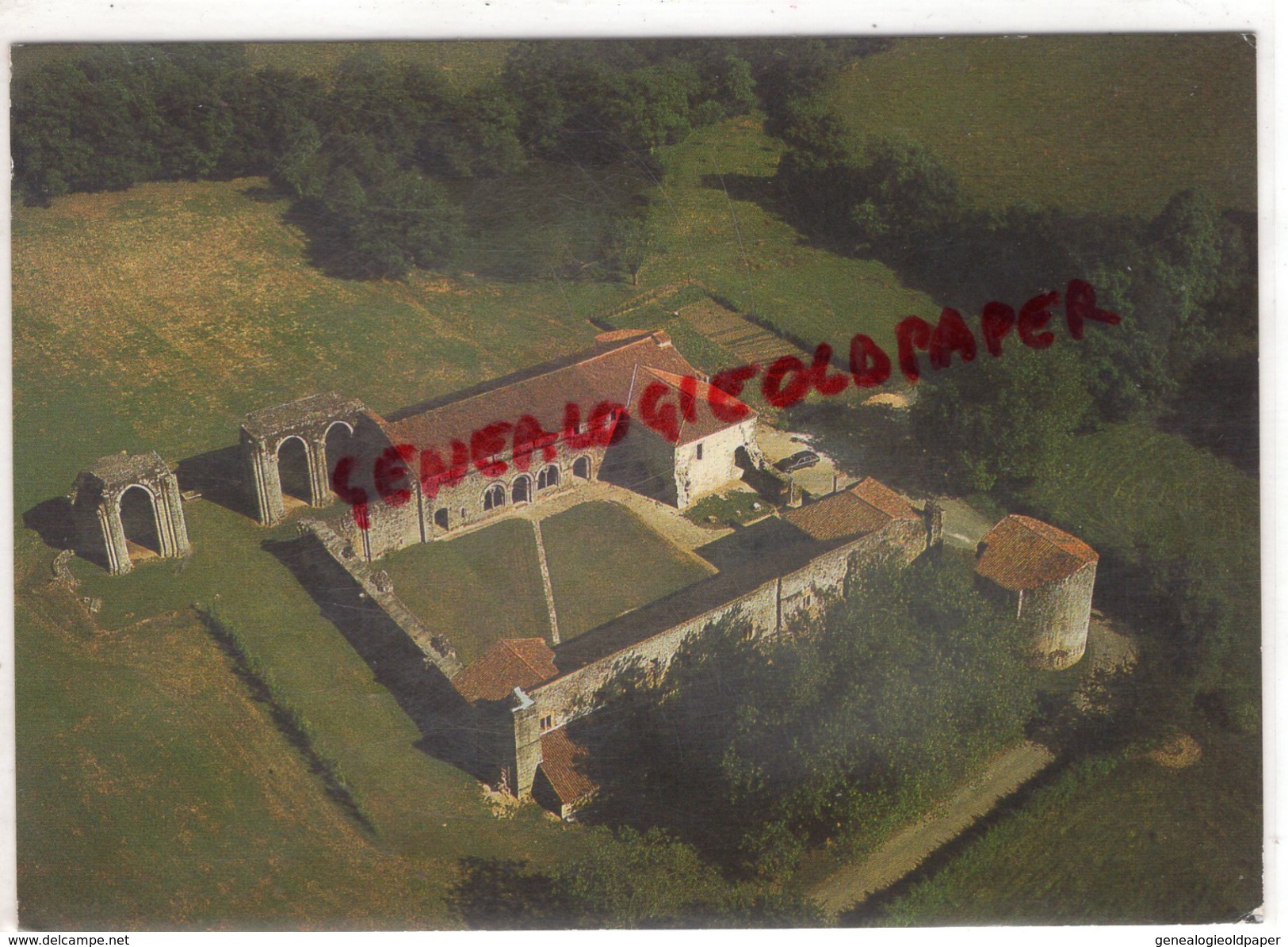 85 - LES HERBIERS - VUE AERIENNE  RUINES DE L' EGLISE A GAUCHE- ROUTE A DROITE - Les Herbiers