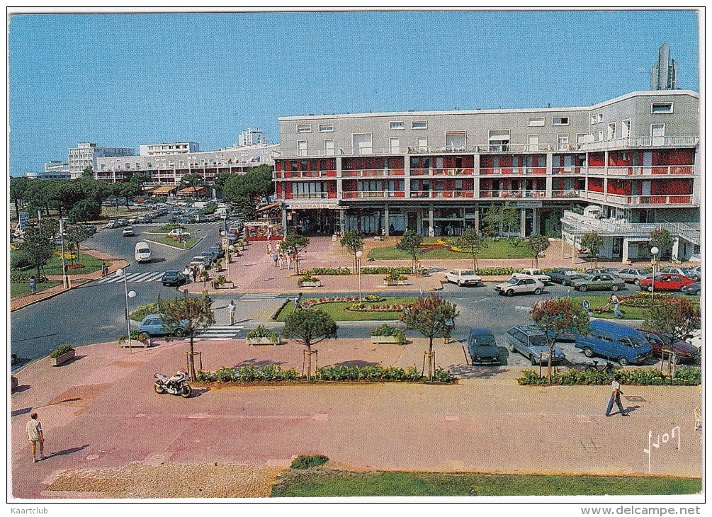 Royan: RENAULT 4 & 14, CITROËN BX BREAK, TOYOTA HIACE, MOTO - Front De Mer - (France) - Passenger Cars