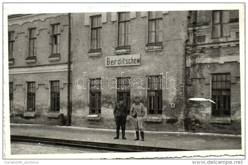 * T2 1942 Berdychiv, Berditschew; Railwaystation With Soldiers, Photo - Sin Clasificación