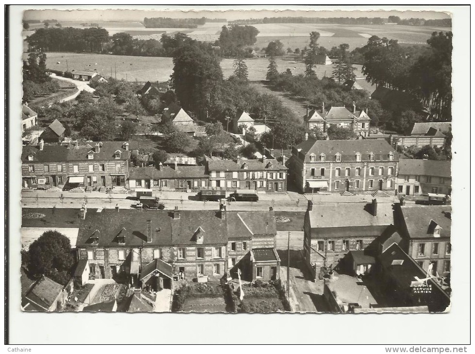 76 . OURVILLE EN CAUX . PLACE DE LA MAIRIE . VUE AERIENNNE  ROULOTTES SUR LA PLACE - Ourville En Caux