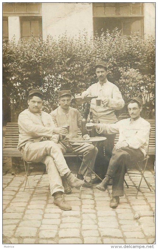 MILITAIRE (moment De Détente)- Photo-carte Versailles. - Uniformes