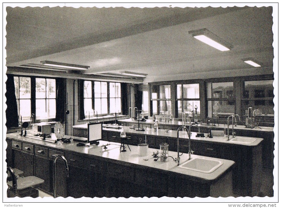 Torhout: Sint-Jozefsinstituut ; Middelbare Normaalschool . Laboratorium  Scheikunde( 2 Scans) - Torhout