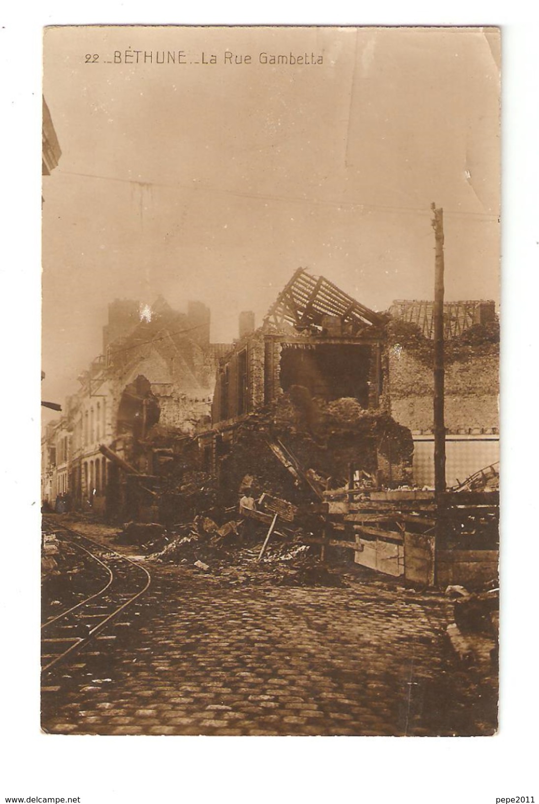 CPA 62 BETHUNE Rue Gambetta Maisons En Ruines Rails - Bethune