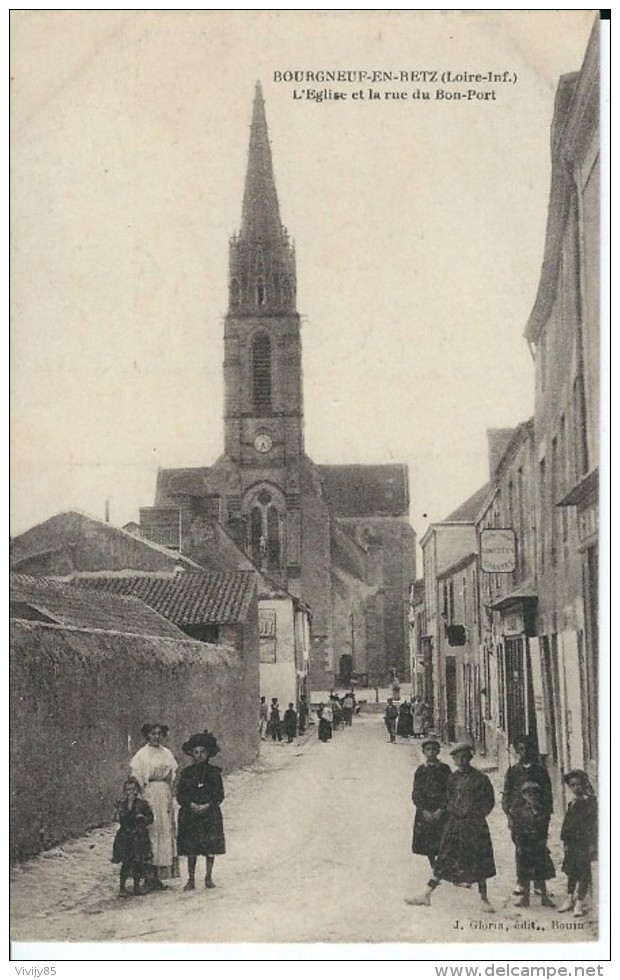 44 - BOURGNEUF  EN  RETZ - T.Belle Vue Animée De L'Eglise Et De La Rue Du Bon-Port - Bourgneuf-en-Retz