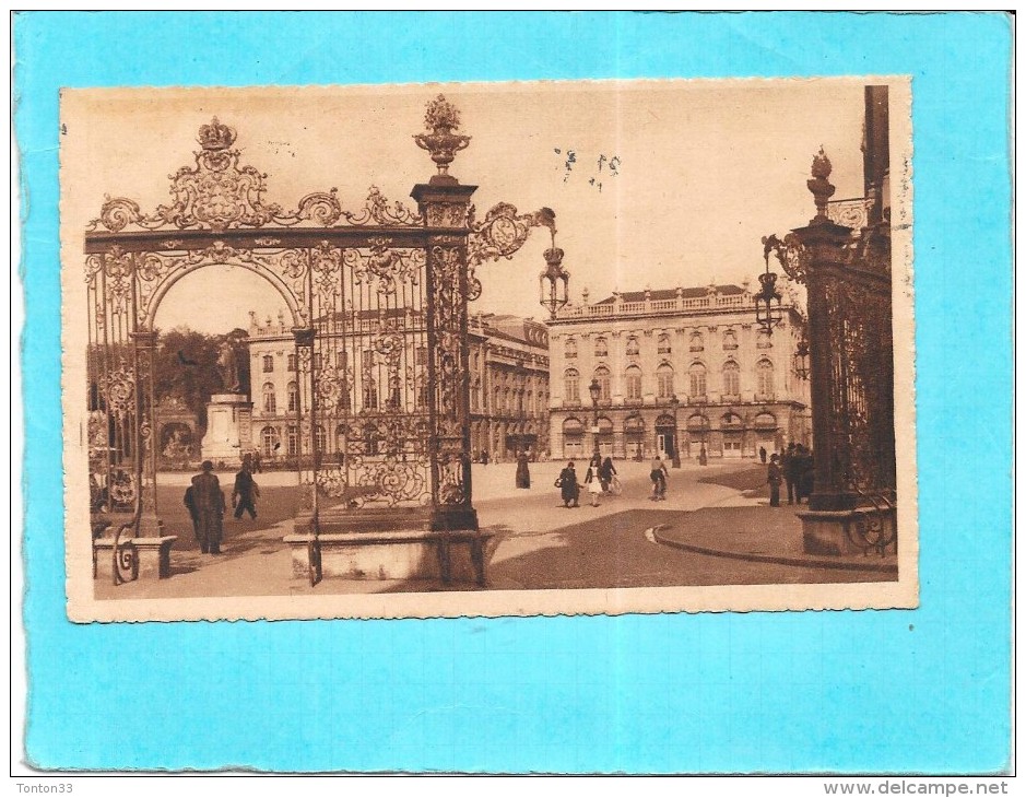 NANCY - 54 - Place Stanislas, Le Théatre Et Le Grand Hotel - Grilles De Jean LAMOUR  -  - ENCH0616 - - Nancy