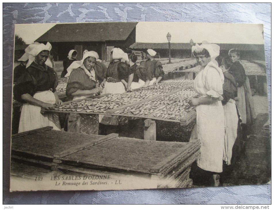 LES SABLES D OLONNE . LE REMUAGE DES SARDINES . LL - Sables D'Olonne