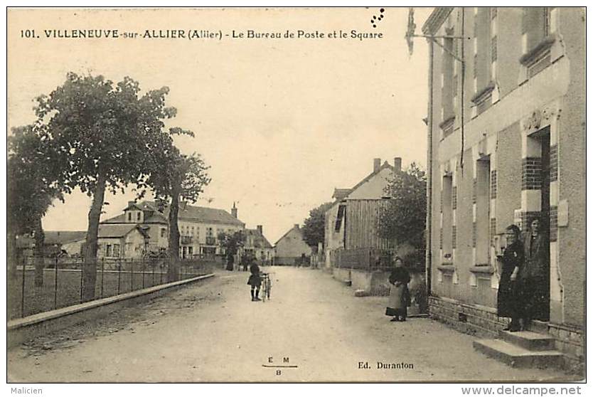 - Allier - Ref - B784 - Villeneuve Sur Allier - Le Bureau De Poste Et Le Quare - Poste - Postes- Carte Bon Etat - - Altri & Non Classificati