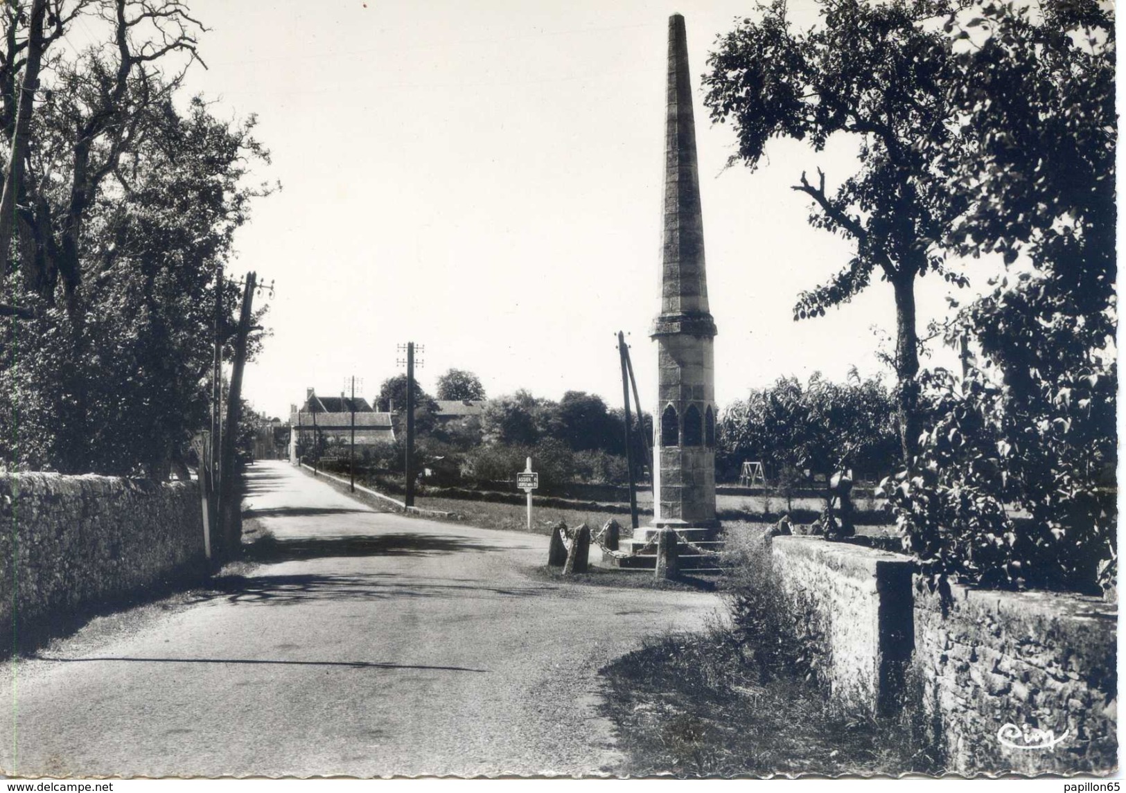 (46) LIVERNON (Lot)  L'entrée Du Bourg Et Le Monument Aux Morts - Livernon