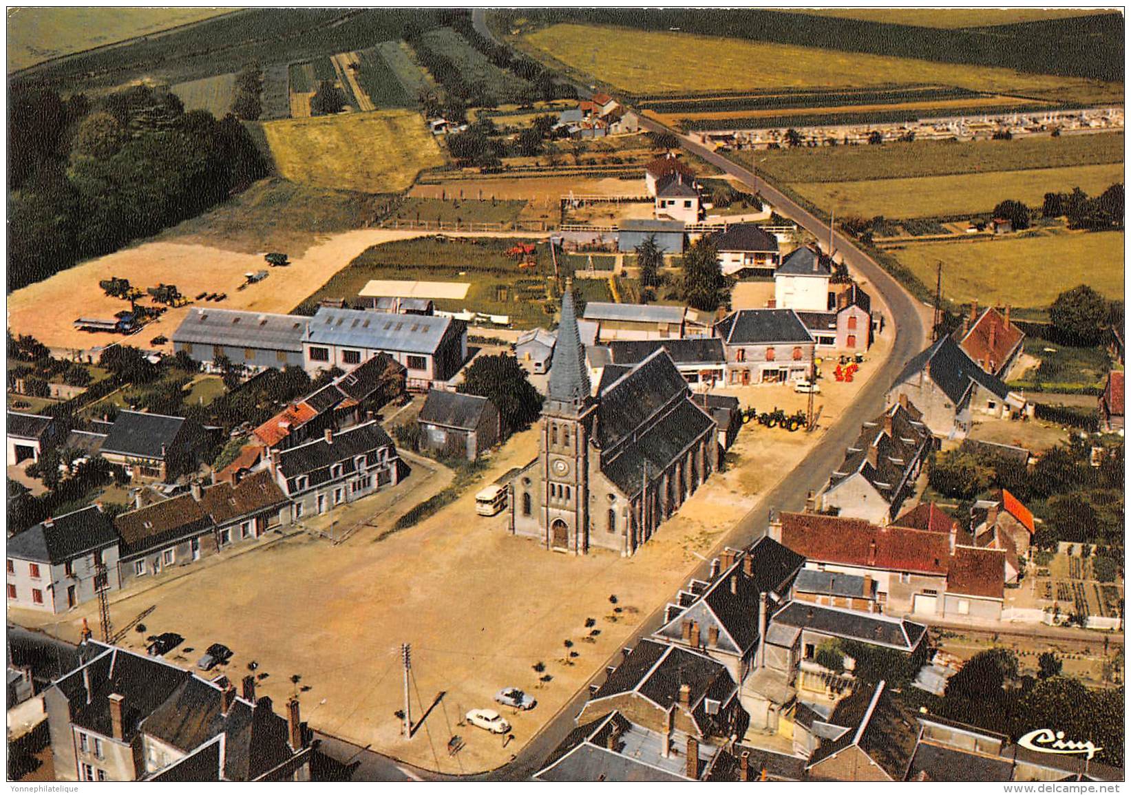 41 - Loir Et Cher - Cpsm Cpm - Saint Amand Longpré - Place De L'église - Saint Amand Longpre