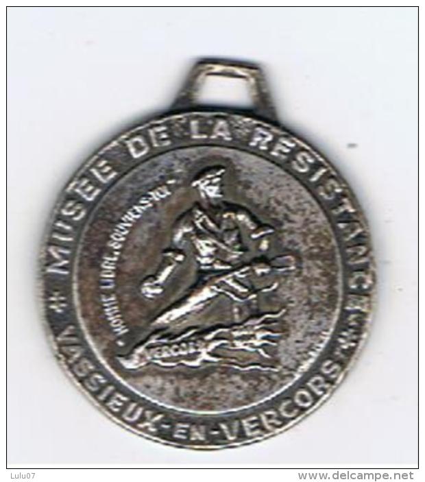 Musée De La  Résistance   Porte Clé Ou Médaille  Vassieux  30 Mm  FIA - Altri & Non Classificati