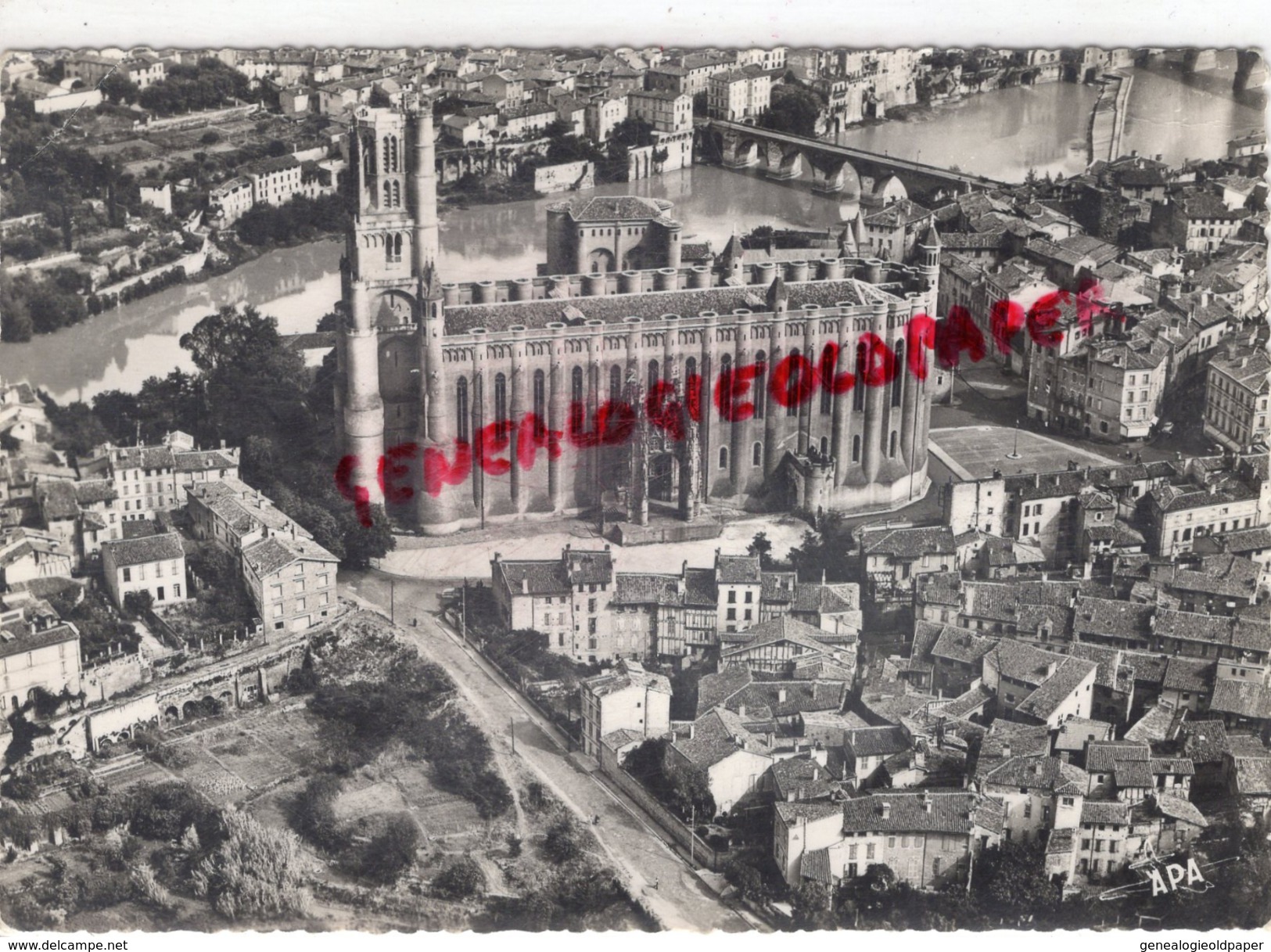 81 - ALBI - VUE AERIENNE SUR LA BASILIQUE STE CECILE ET LE VIEIL ALBI - Albi