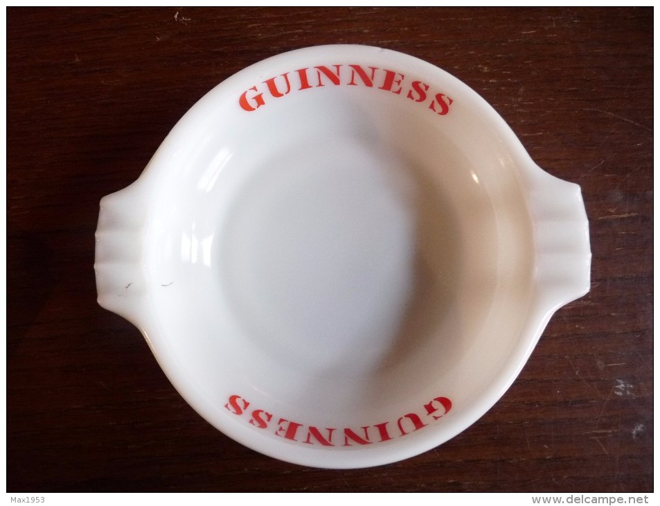 Cendrier -GUINESS- Blanc, Rond, Diamètre 14 Cm , Ht:3,2 Cm ,céramique Nazeing Glass Work Great Britain - Cendriers