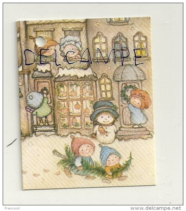 Etiquette Double Cadeaux. Maison, Enfants Et Bonhomme De Neige. 5/6,5 Cm - Cartes Cadeaux