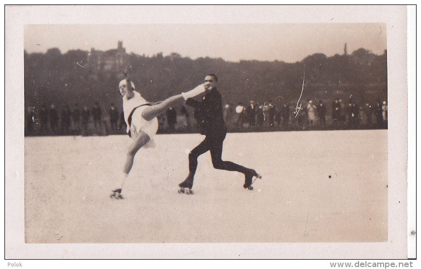 Carte Photo Format Cpa - Couple En Patins à Roulettes - Patinage Artistique