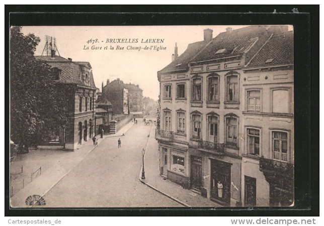 AK Brüssel / Bruxelles-Laeken, La Gare Et La Rue Champ-de-l'Eglise - Laeken