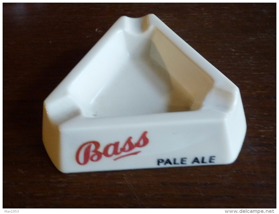 CENDRIER -  BASS PALE ALE--    écru, Triangulaire: Côté  15 Cm, Ht: 4 Cm, Céramique Magnier Blangy - Cendriers