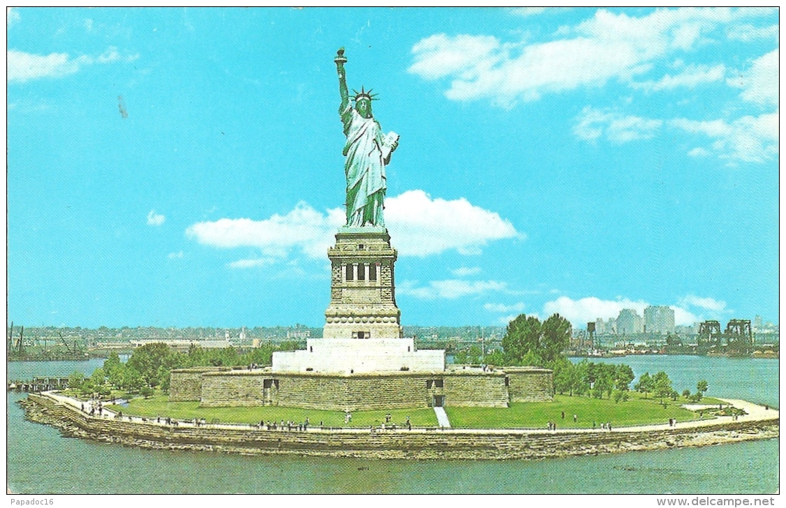 USA - NY - The Statue Of Liberty : This Largest Statue In The World Stands 300 Feet Tall On Bedoes Island In New York - Statue Of Liberty