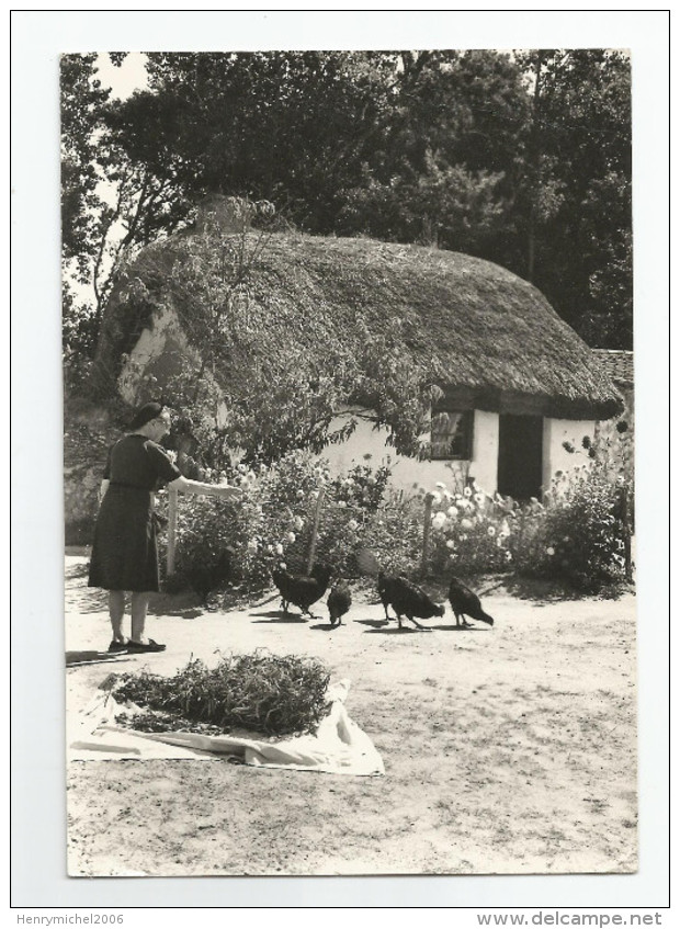 85 - Vendée - Courrine Paysanne Paysans Vendéenne Donnant Manger Au Poules Ed Photo Rabreau St Jean De Monts - Saint Jean De Monts