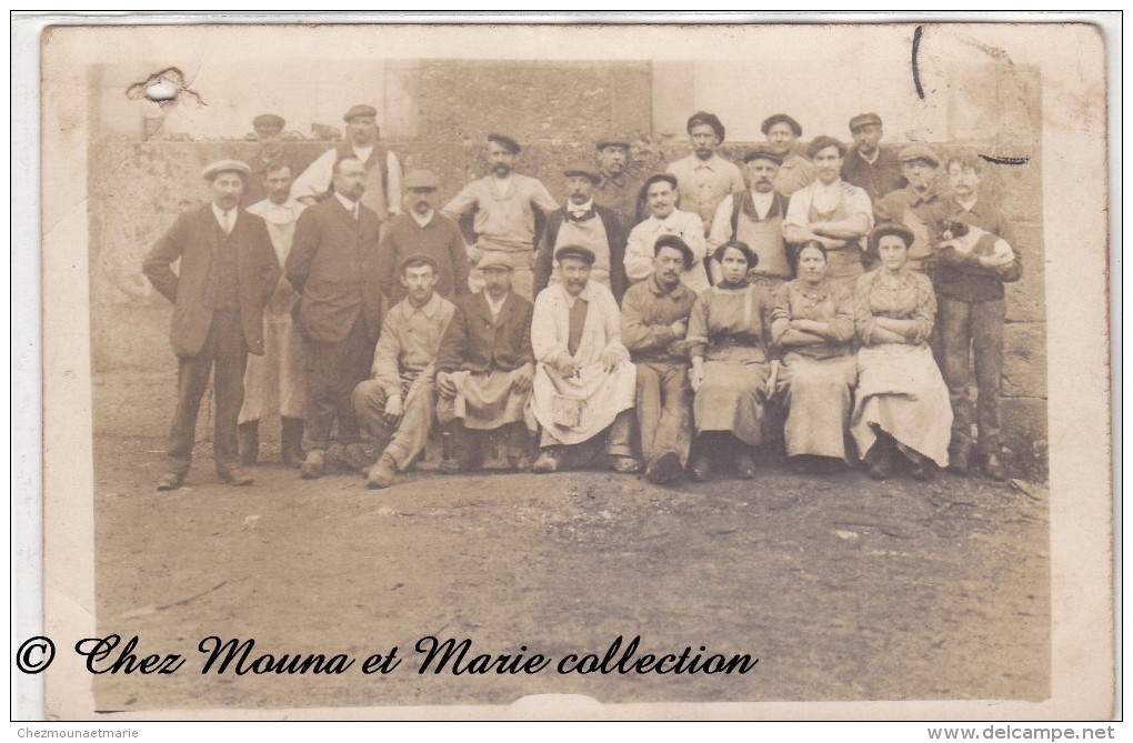 UN GROUPE D OUVRIERS ET OUVRIERES - CARTE PHOTO - Ambachten