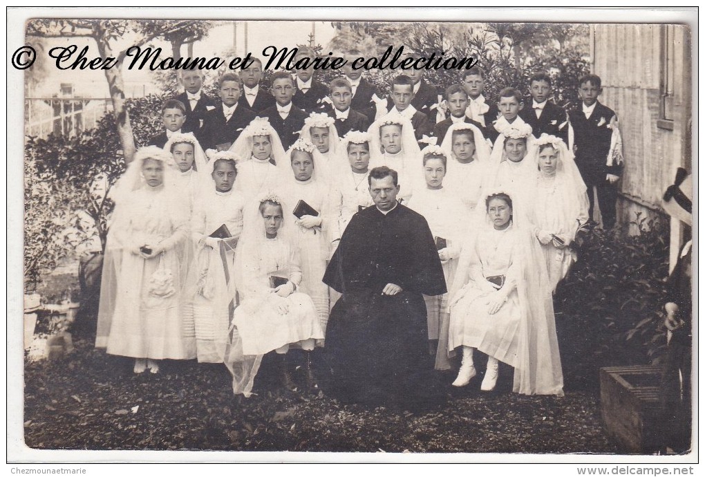 COMMUNION DE JEUNES GARCONS ET FILLES AVEC UN CURE - CARTE PHOTO - Comunioni