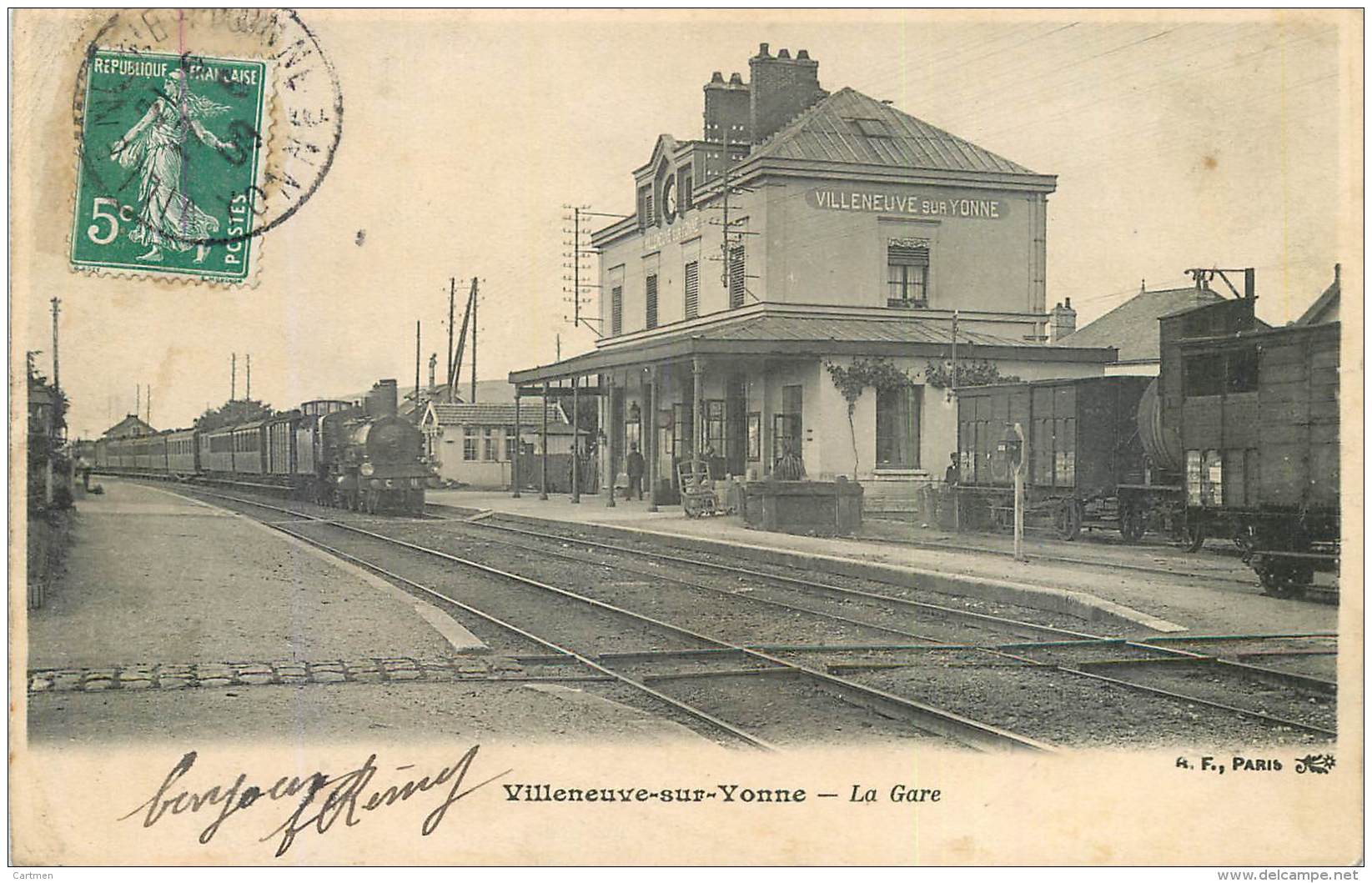 89 VILLENEUVE SUR YONNE LA GARE TRAIN EN  GARE CHEMIN DE FER - Villeneuve-sur-Yonne