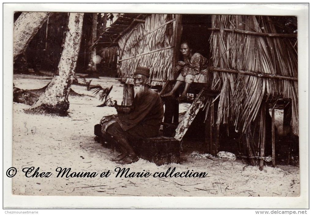 ASIE - UN COUPLE SUR LA PLAGE - MAISON SUR PILOTIS - CARTE PHOTO - Otros & Sin Clasificación